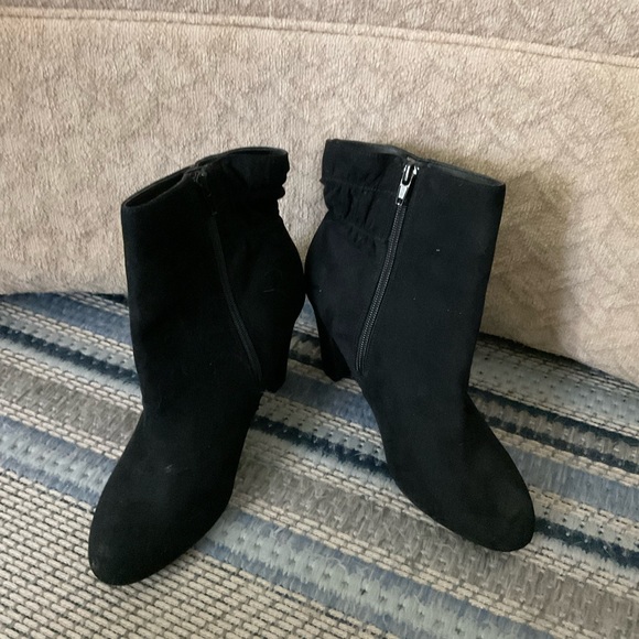 Black Suede Booties size 9.5 - Picture 1 of 4